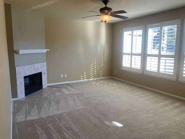 Building Photo - *MOVE IN SPECIAL* Gorgeous Four Bedroom home w/ Community POOL!!