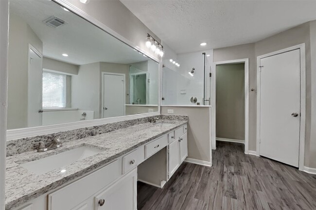 Building Photo - 17715 Seven Pines Dr