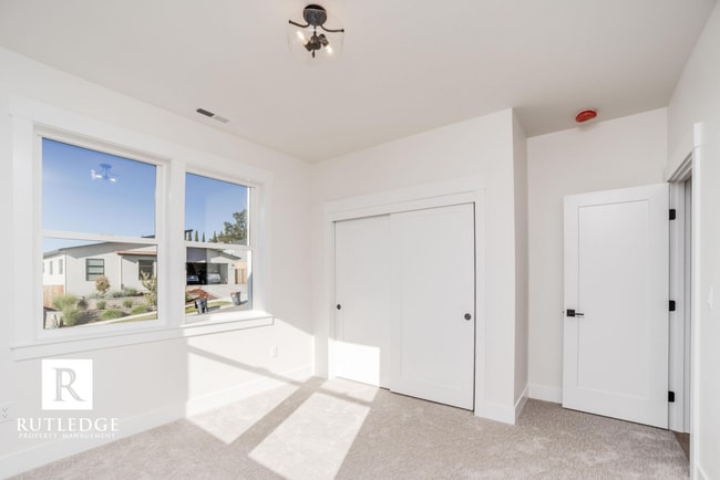 Building Photo - East Medford Cedar Links Living