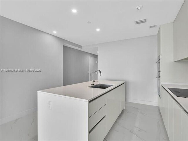 Building Photo - 700 NE 24th St