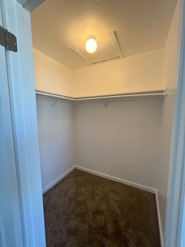 Building Photo - Upstairs Unit!! Under New Management!! Und...