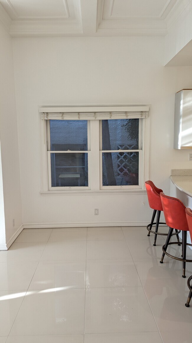 Building Photo - 158 S Sycamore Ave