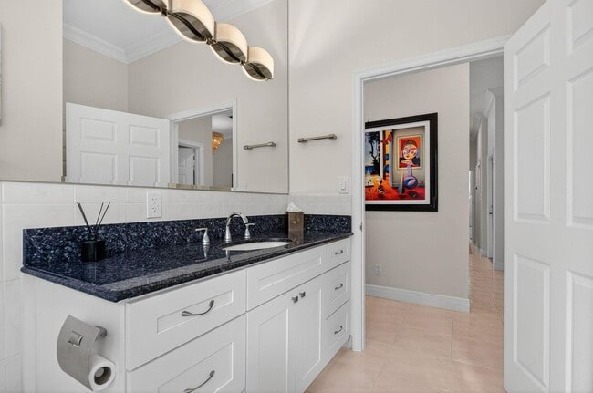 Building Photo - 513 S Riverside Dr