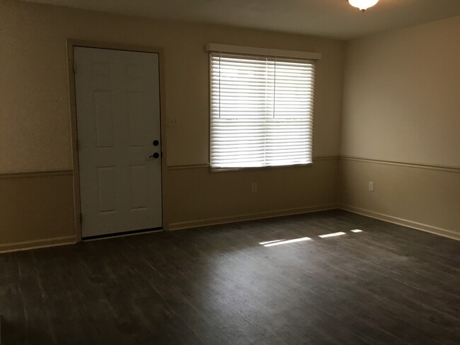 Building Photo - Newly Renovated - 2 Bedroom / 1 Bath Apart...