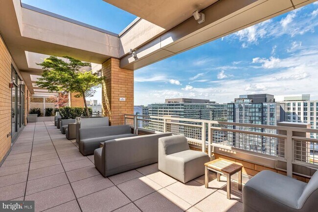 Building Photo - 440 L St NW