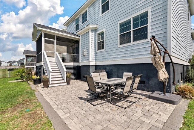 Building Photo - Show stopping 5 bed/3 bath rental in the h...
