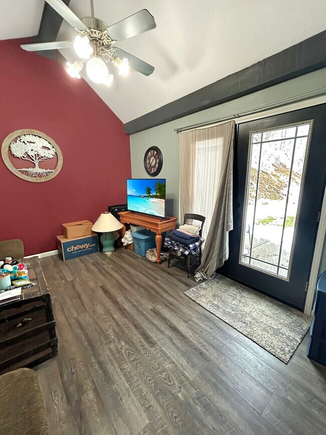 Building Photo - Charming 2-bedroom, 1-bath home in Oakdale, PA!