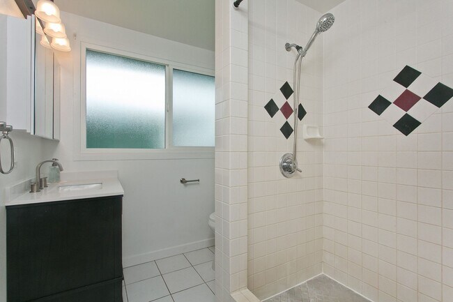 Building Photo - Fully Renovated 4BD in Kuli'ou'ou Valley, Garage-Driveway, Spacious Yard, and Work Shed PETS ALLOWED