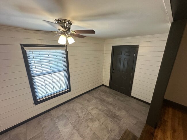 Building Photo - 2 Bed 1 Bath home minutes from everything ...