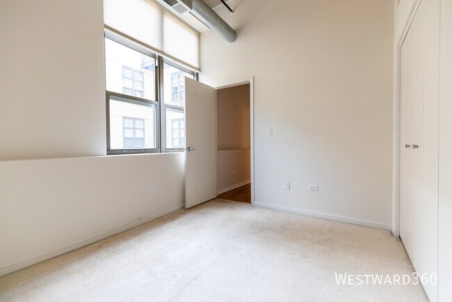 Building Photo - 758 N Larrabee-726