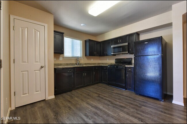 Building Photo - 741 Nuevo Desierto Dr