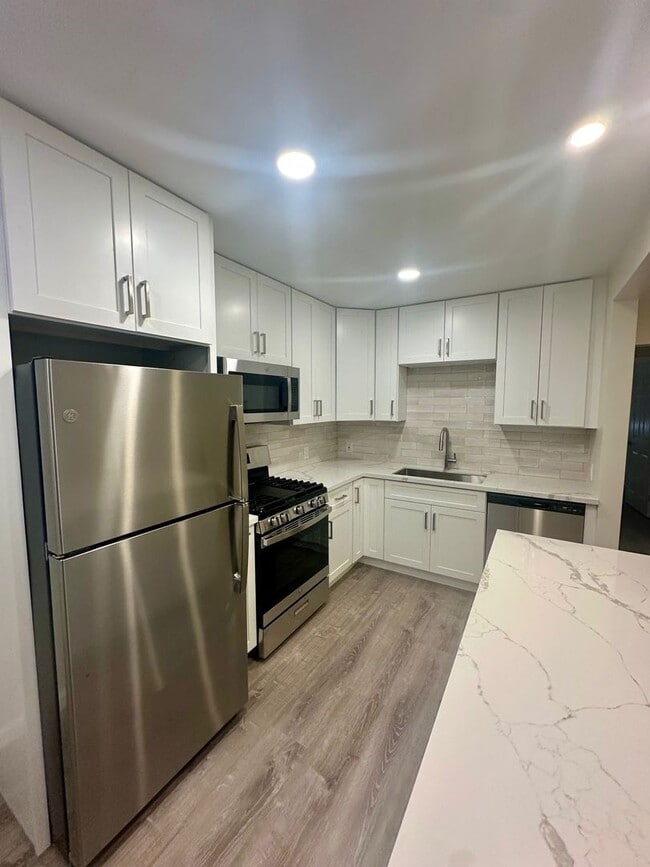 Building Photo - COMING SOON--Newly remodeled 2 bedroom 1 bath apartment 4 blocks from the beach