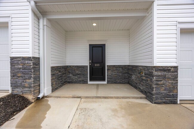 Building Photo - STUNNING TOWNHOME IN BLYTHEWOOD