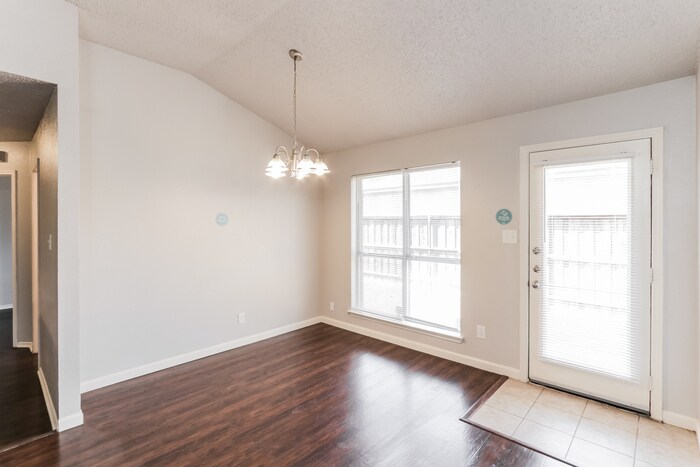 Building Photo - 2111 Dandelion Dr
