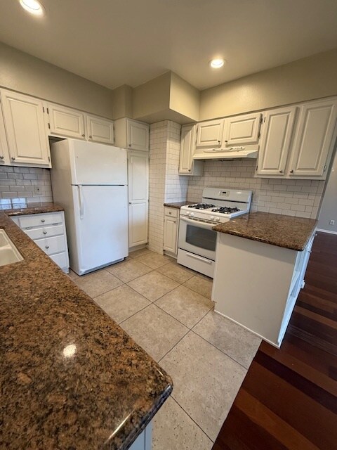 Large kitchen with stove, new dishwasher and refrigerator - 10481 Riverside Dr