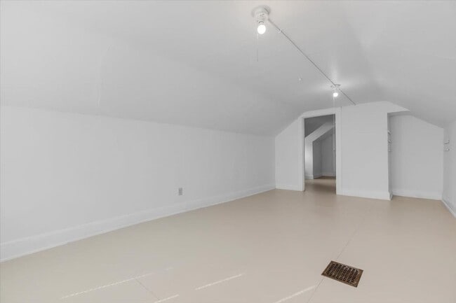 Building Photo - Charming Goose Hollow Home, Big, Spacious, and Bright! Move-in Specials!