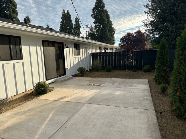 Building Photo - Luxury 2 bedroom 1 bath duplex in a great neighborhood!