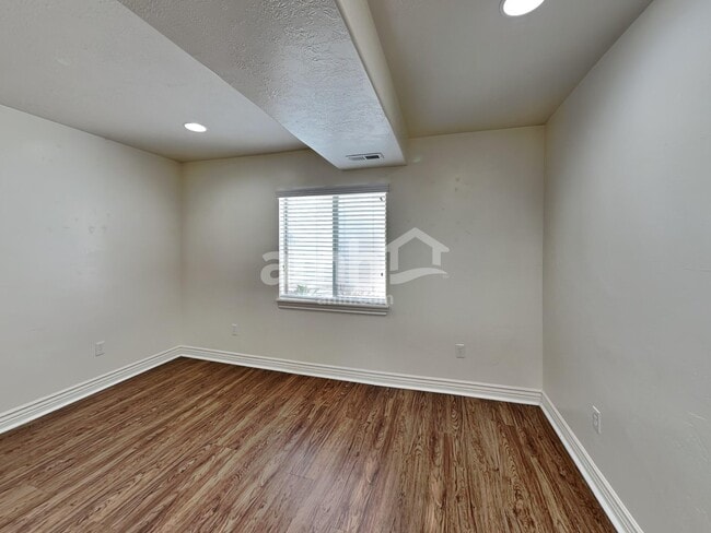 Building Photo - 1698 E Ridgefield Rd