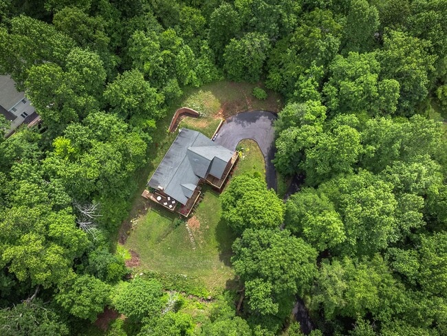 Building Photo - Mountain Retreat! -Bonus Spaces!