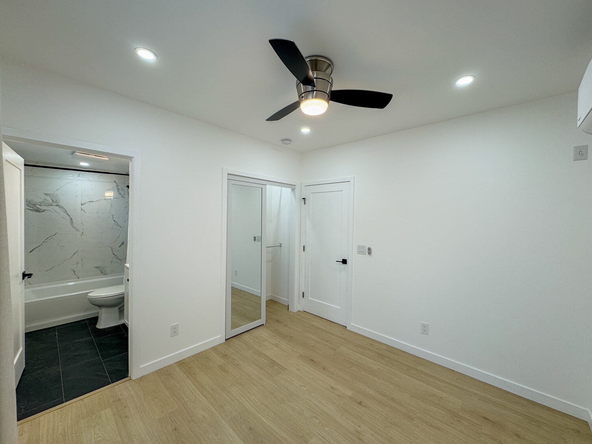 Building Photo - 956 Camulos St