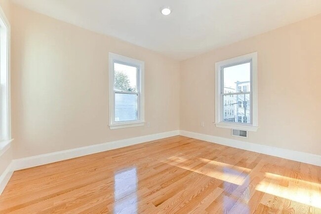 Building Photo - 31 Chipman St