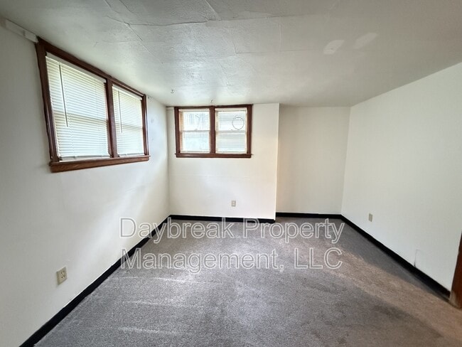 Building Photo - 709 4th St S