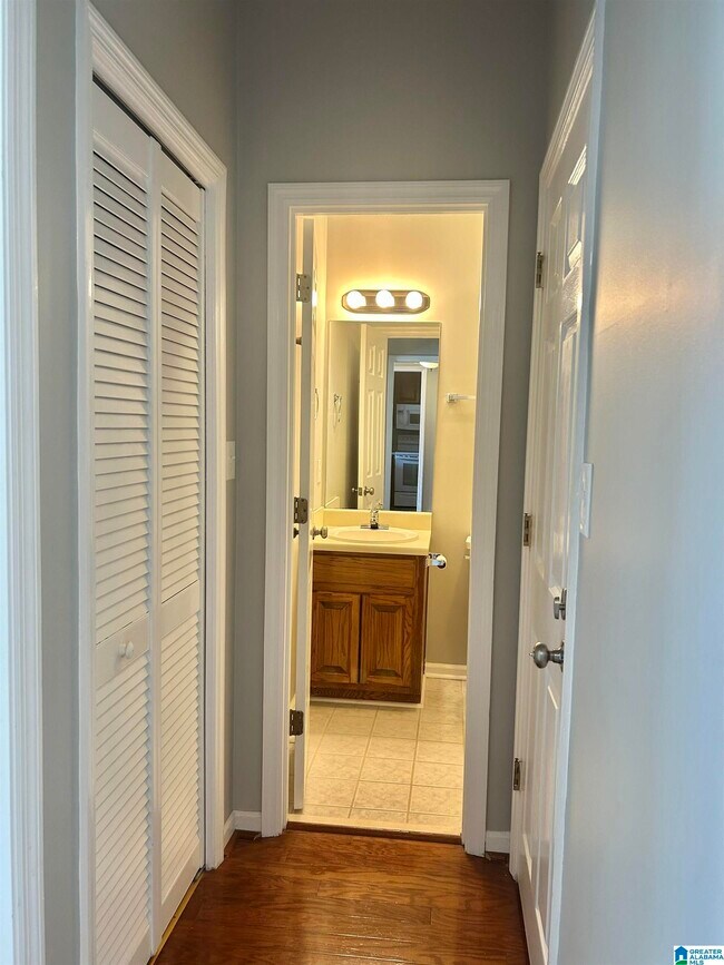 Building Photo - 2212 Ascot Ln