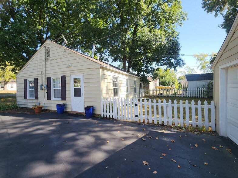 Building Photo - 5215 N Glen Elm Dr