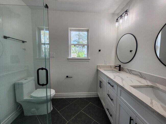 Building Photo - 922 W Austin St