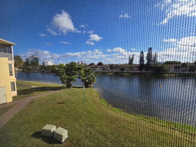 Building Photo - 2-Bed, 2-Bath Miami Condo in HOA Community – Pool, Laundry On-Site