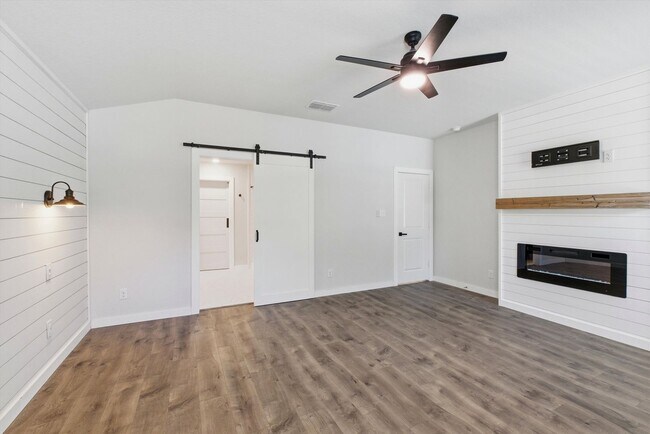 Building Photo - The Perfect Blend of Comfort and Community...