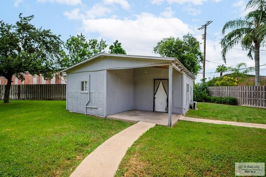 Building Photo - 2202 Ella St