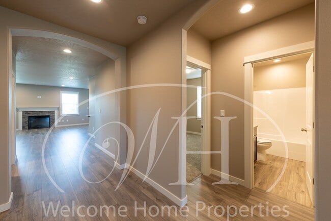 Building Photo - Brand NEW Home!  Overlooking the Golf Course!