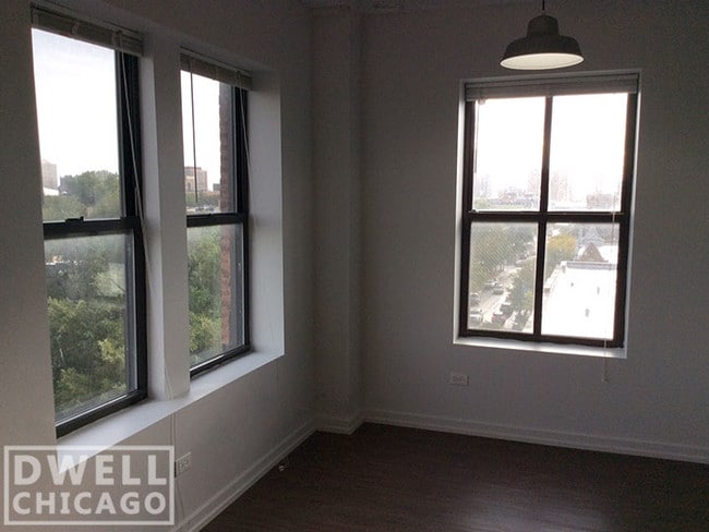 Building Photo - 1305 W Wilson Ave