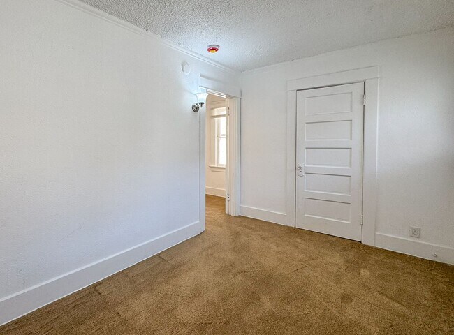Building Photo - 338-340 1/2 S. Catalina St.-338 1/2