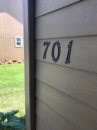 Building Photo - (SAM 15) 3 bedroom and 1.5 Bathroom duplex