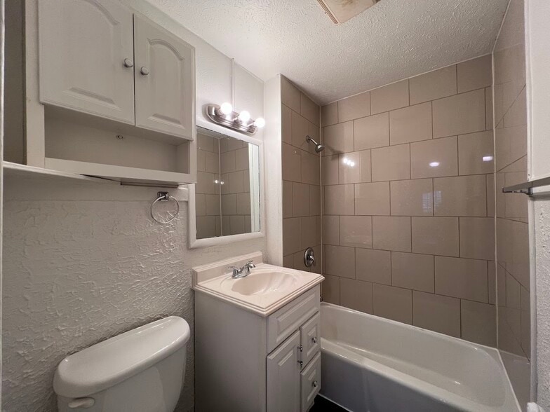 Building Photo - 610 Short St