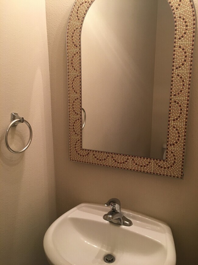 Building Photo - Townhome Available in Richmond Hill City Limits!