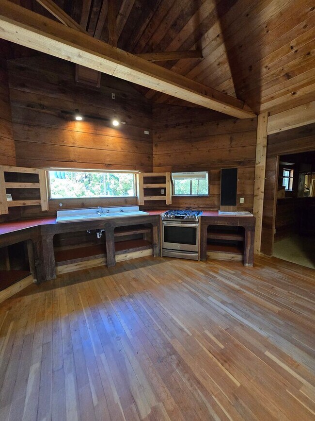 Building Photo - Cabin In the Wood!