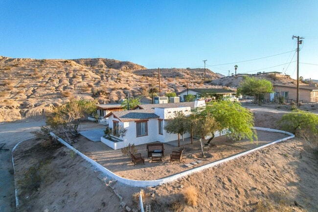 Building Photo - 2 Bedroom 1 Bath - Furnished Hilltop Home ...