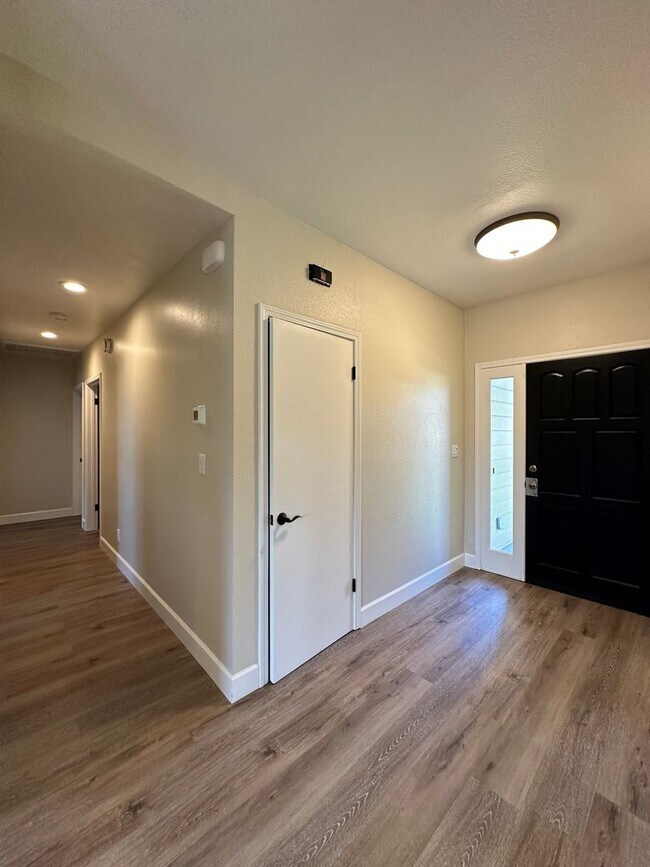 Building Photo - 4 Bedroom Home on Half Acre Lot