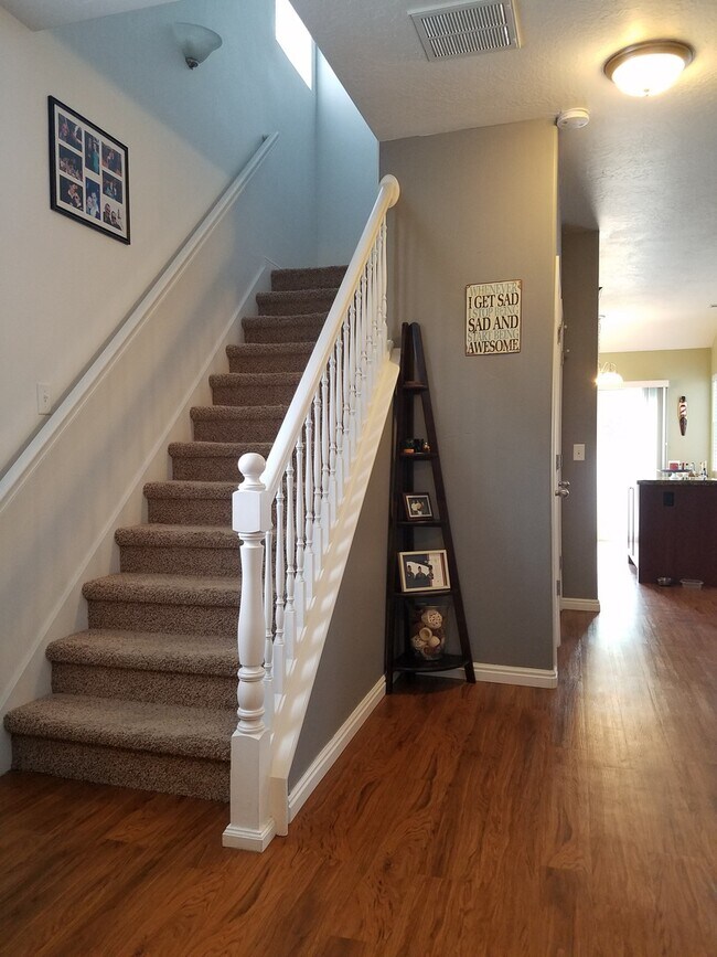 Building Photo - 3 Bed Townhome with Mountain Views and Community Pool