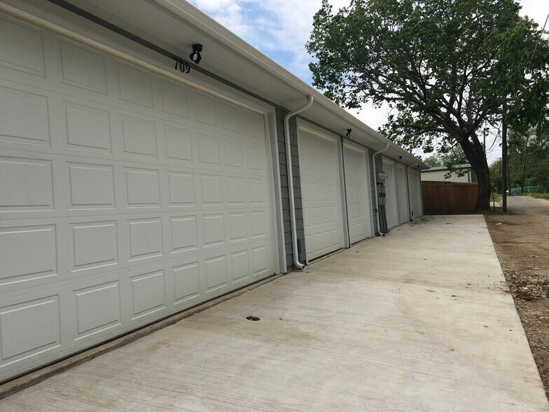 Building Photo - 709 W Woodard St