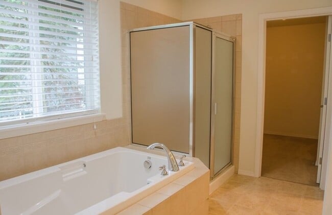 Building Photo - 3 Bed 2.5 Bath Single-family House Availab...