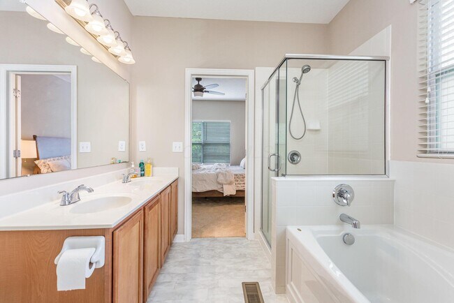 Building Photo - 7862 Waggoner Trace Dr