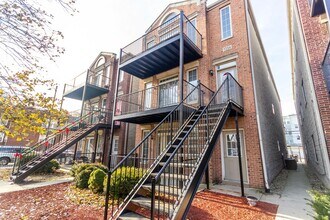 Building Photo - Stunning gut-renovated 3-bedroom, 2-bath condo in South Shore