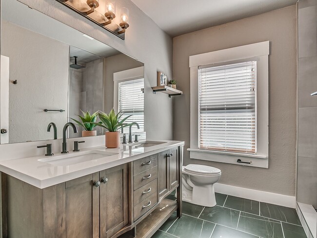 Building Photo - Charming Updated Mesta Park Duplex - New S...