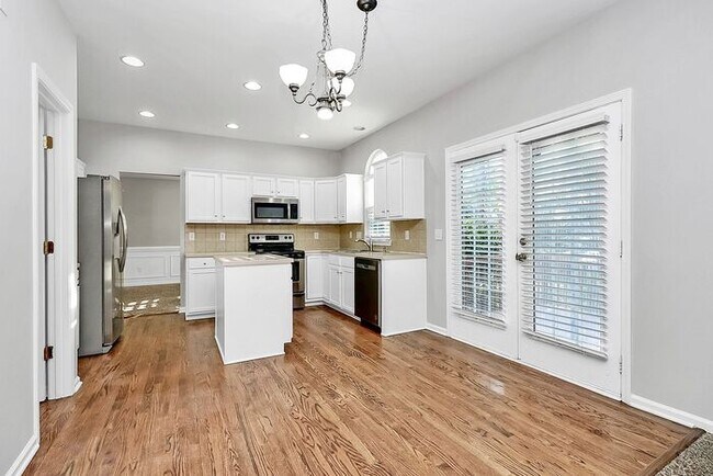 Building Photo - Wonderfully Updated 4BD/2.5BA Cul-de-Sac Home!