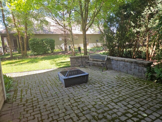 Building Photo - 733 Woodbury Ct