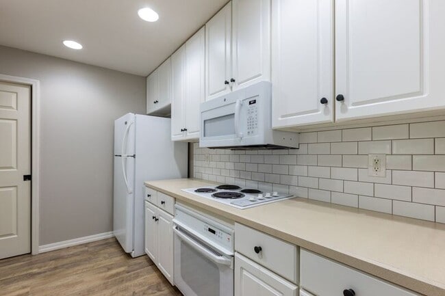 Building Photo - 9729 NW Miller Hill Dr